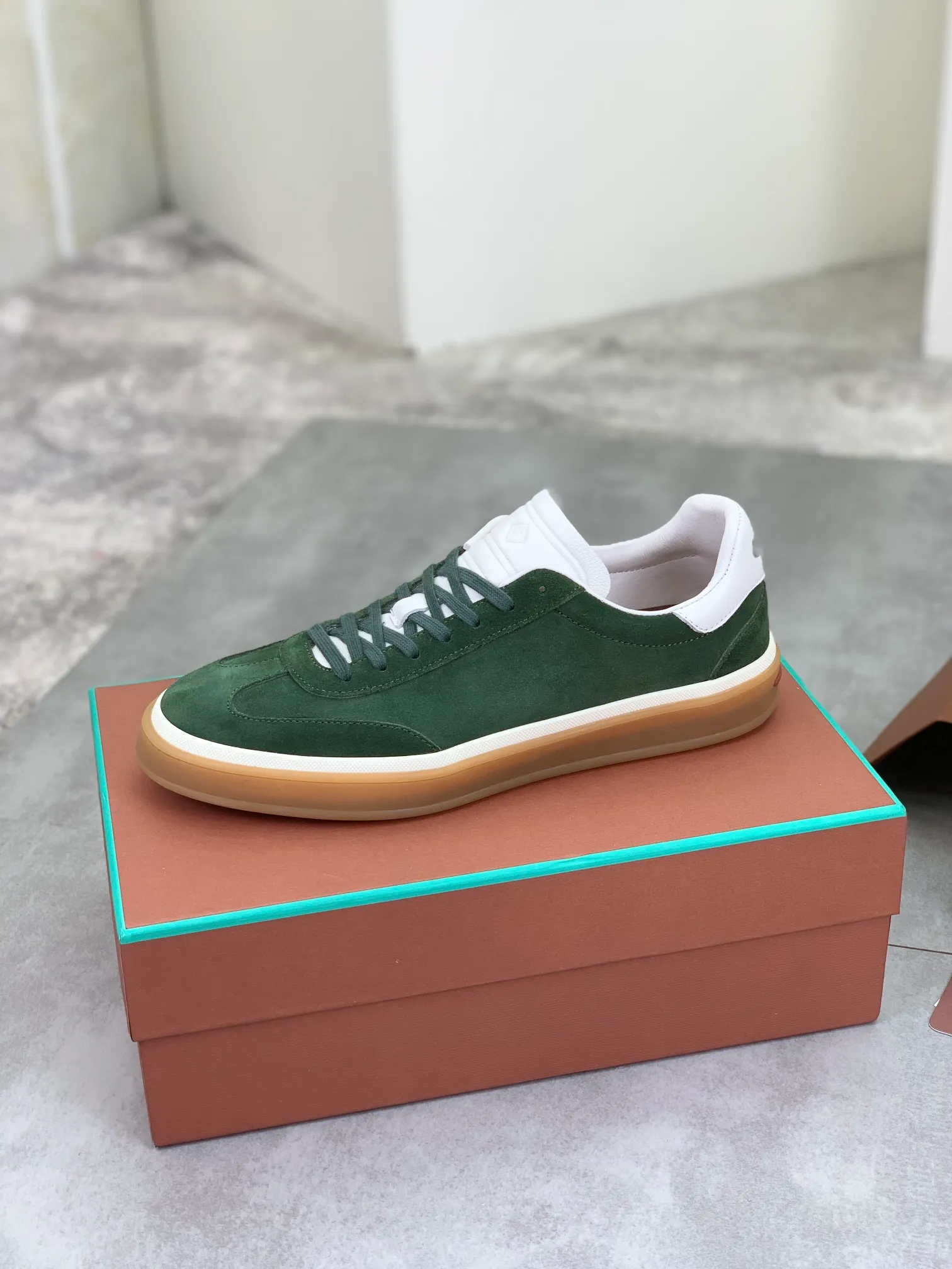 Men's Men's Shoes 💰P540 New 💰High Quality Loro Piana 💯Top Authentic Grade💯Buy the original 1:1 copy💯 Founded the existing Loro Piana company on April 24, 1924. It is now the sixth generation of family business, providing top quality products to customers who are discerning in taste and quality. Imported original fabrics, made of plain calfskin lining. Hand-sewn threads with cowhide feet. Original packaging. Size: 38-45. 7⃣️ colors available.